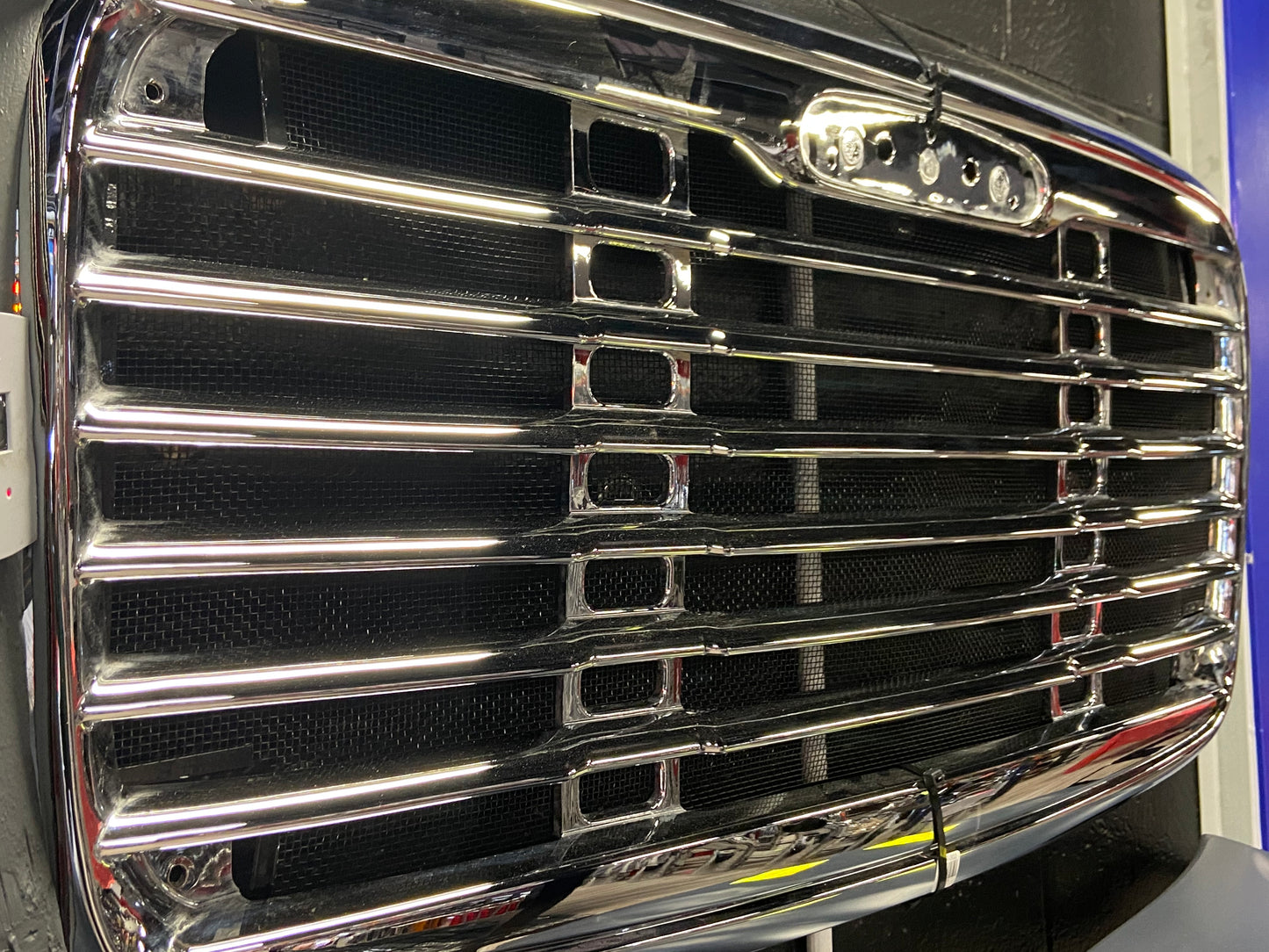 Freightliner Columbia Grill With Bug Screen